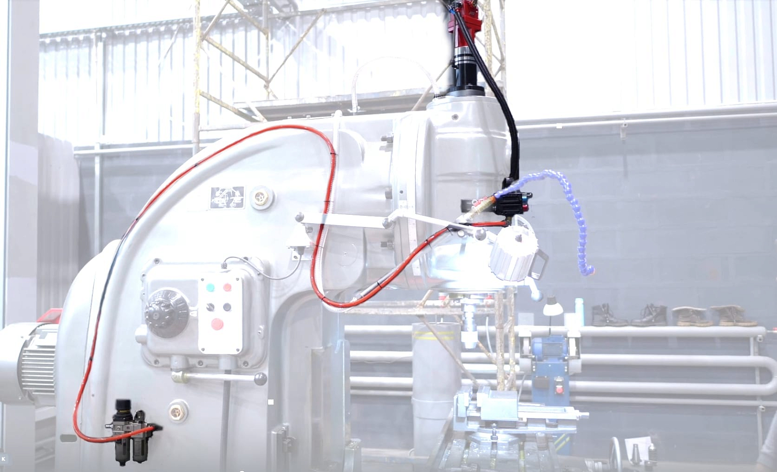 Пневматическая зажимная тяга для ISO50